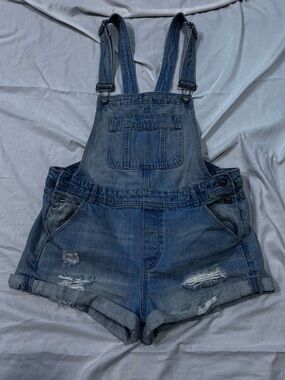 H&M COACHELLA COLLECTION LIGHT WASH DISTRESSED BIB OVERALL SHORTS SIZE 10